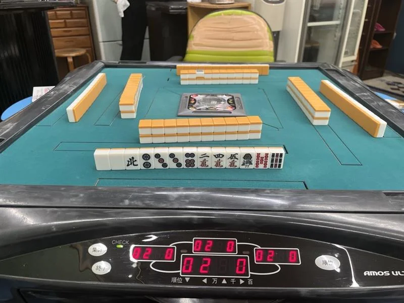 An interior photo of the mahjong parlor with wide aisles and bright lighting
