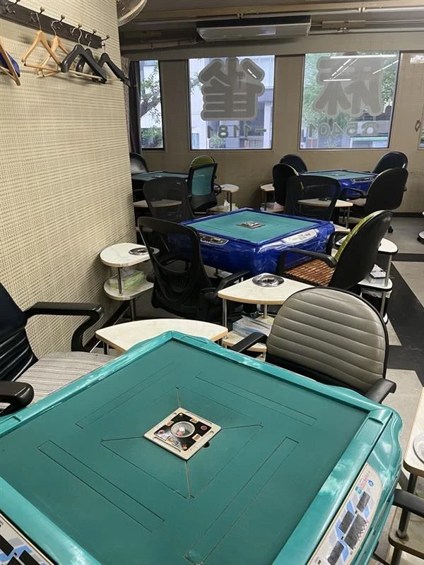 牌や点棒が整頓され清掃が行き届いた麻雀卓の近景